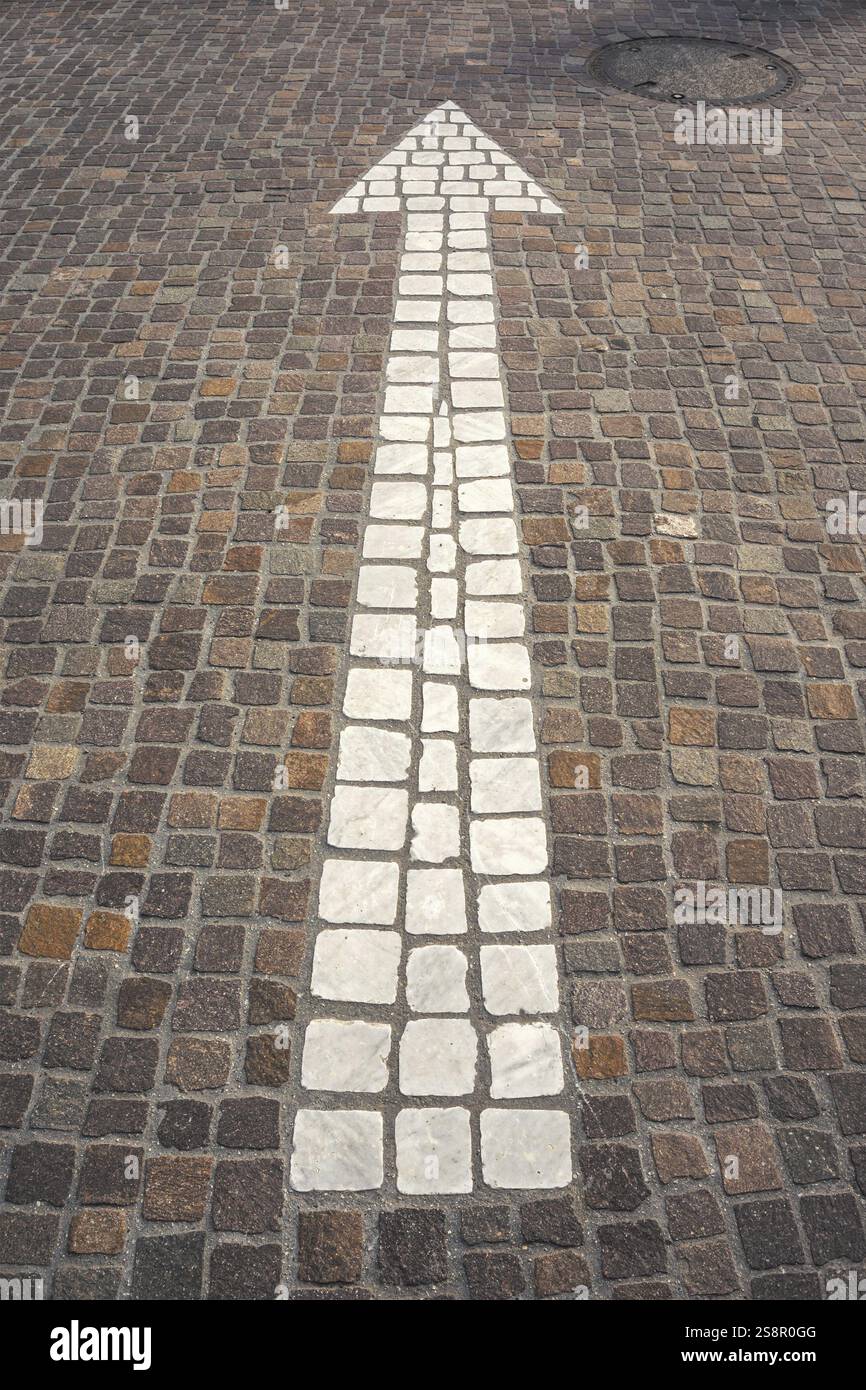 Cobblestone road images hi-res stock photography and images - Alamy
