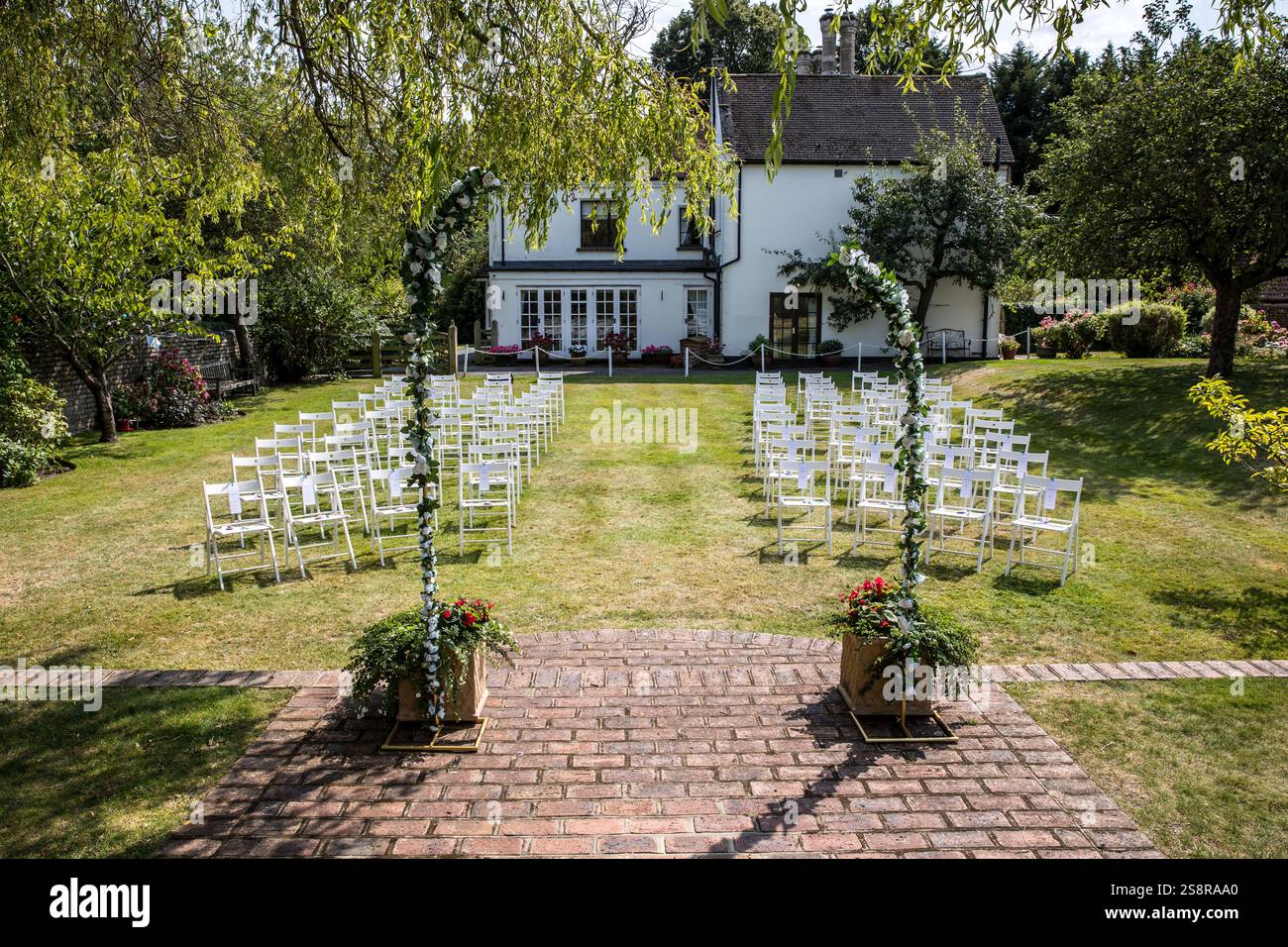 Intimate garden wedding location hi-res stock photography and images ...