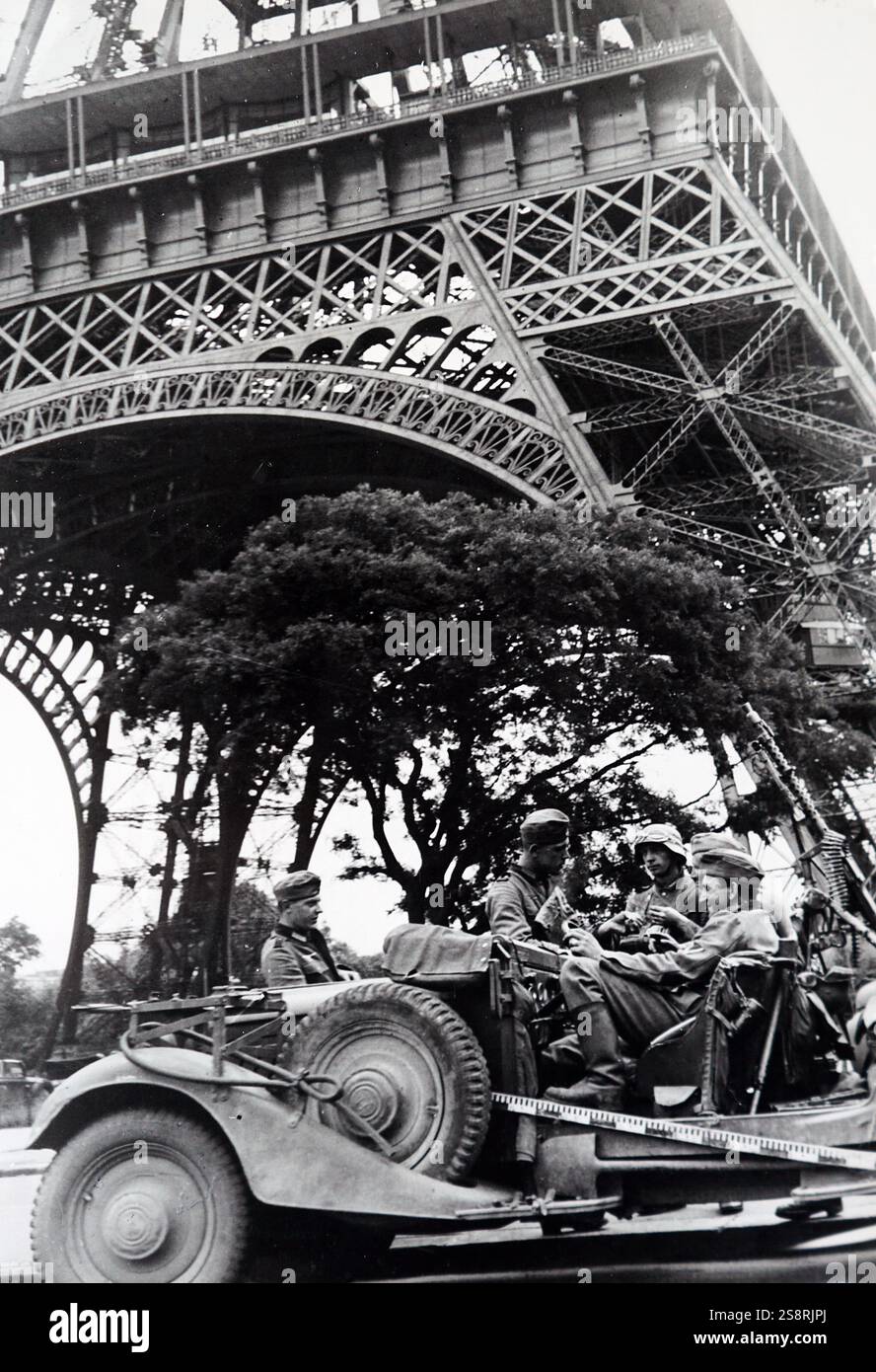 Photo soldat allemand au premier étage Tour Eiffel (1940-44) Photo soldat allemand au premier étage Tour Eiffel (1940-44)