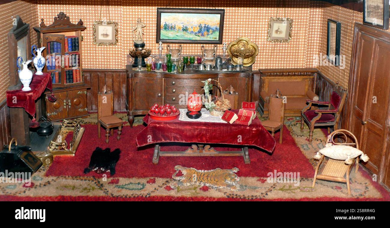 Devonshire Villas Dolls House, 1900-1905 room setting for an Edwardian ...