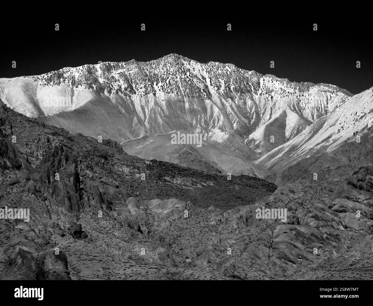 アルナ大　イメージ画像 Alabama hills california black and white hi-res stock
