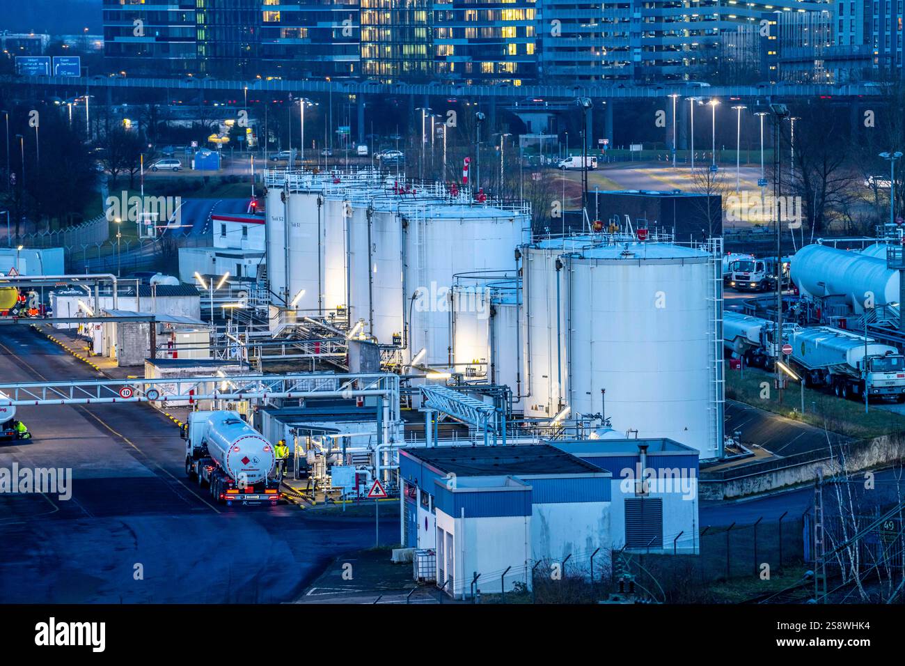 Tanklager am Flughafen Düsseldorf, Kerosin Tanks, Flugsprit, NRW ...