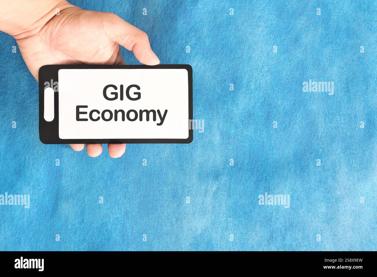 Human hand holding mobile phone with written phrase gig economy. Gig ...