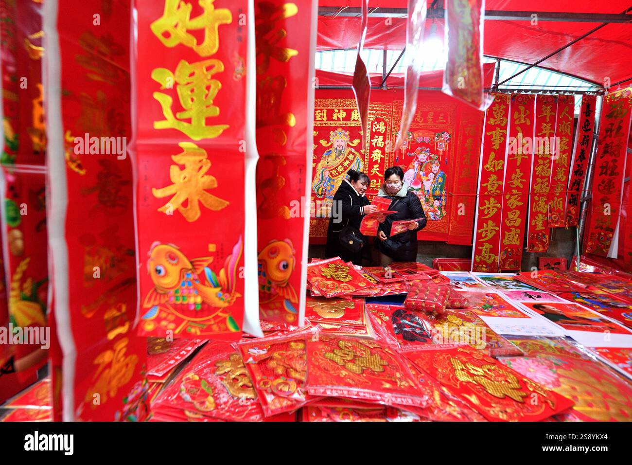 People select Spring Festival decorations at a market in Xiangyang City