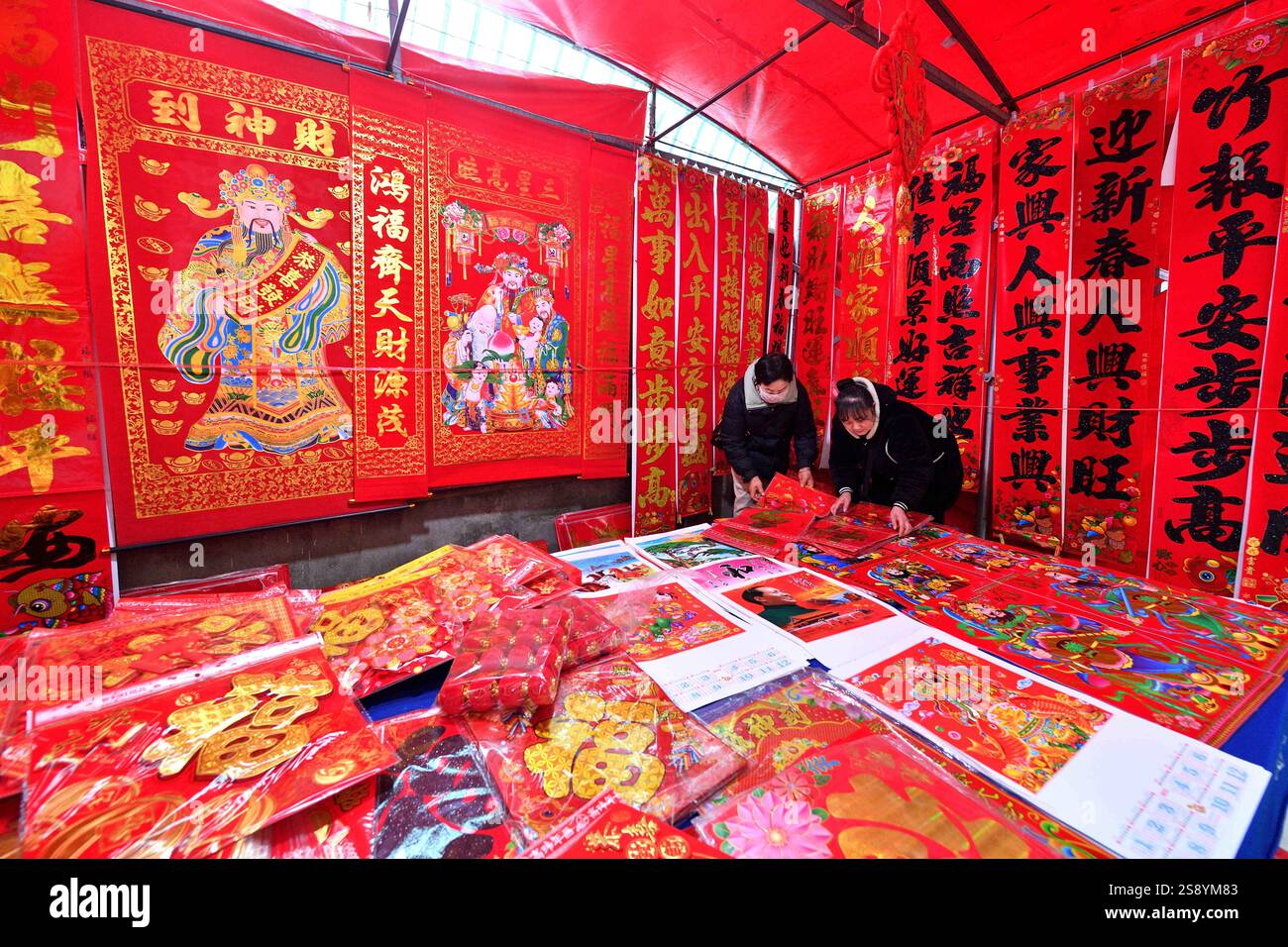 People select Spring Festival decorations at a market in Xiangyang City