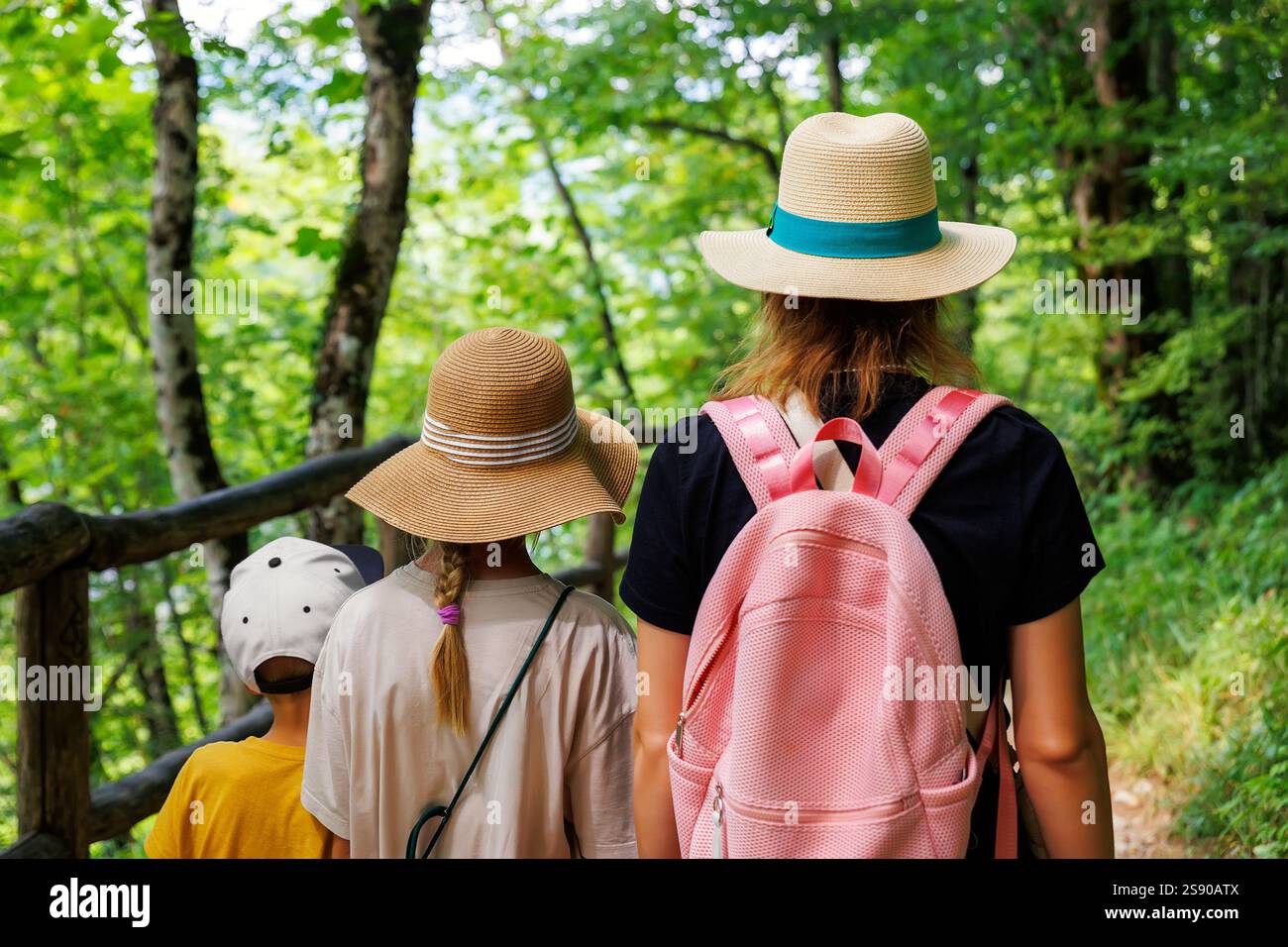 People wearing green hats hi-res stock photography and images - Alamy