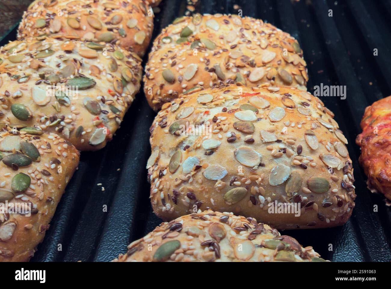 Körner-Semmeln bzw Brötchen mit Kürbiskern, Sesam, etc - von der ...