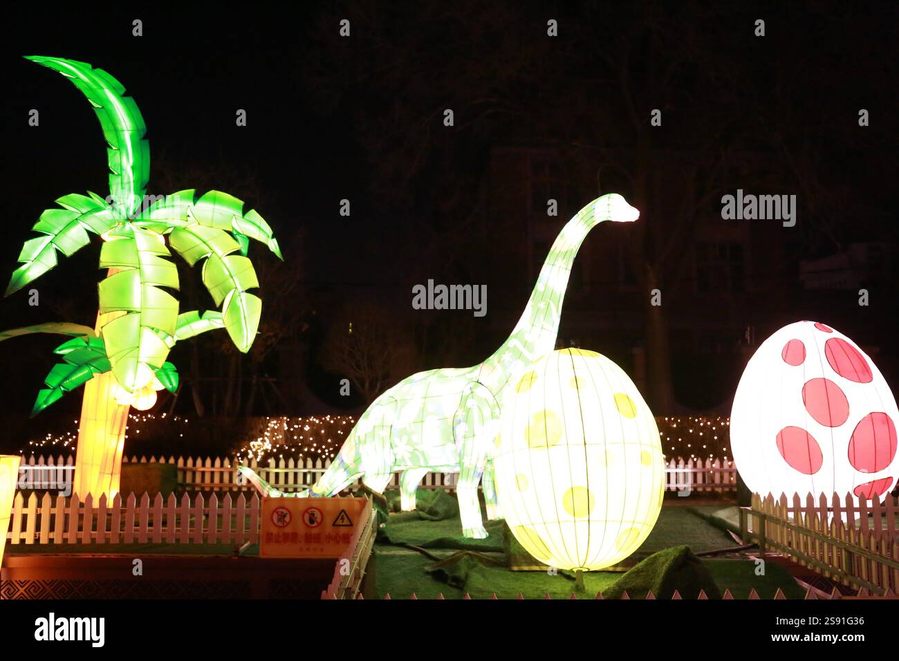 People visit the 7th Shenyang Fangcheng Lantern Show to greet the ...