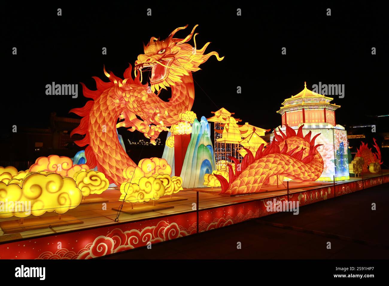 People visit the 7th Shenyang Fangcheng Lantern Show to greet the ...