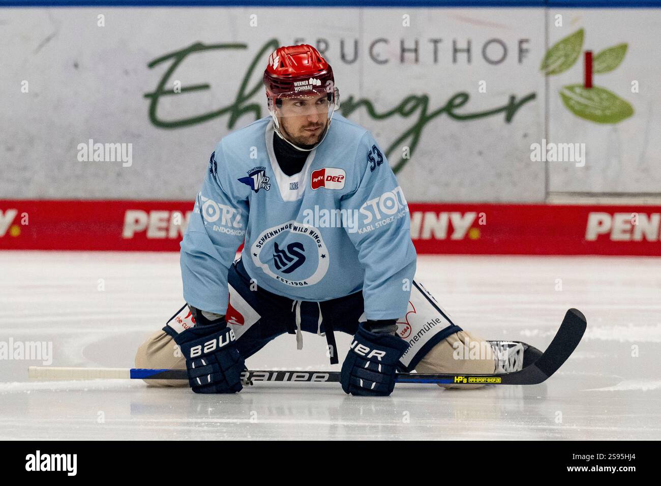 Brett Ritchie (Schwenninger Wild Wings, #23) beim Warmup. GER ...