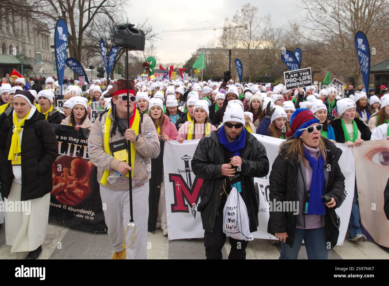 Washington, DC, USA. 24 Jan 2025. Thousands of protesters walk in the