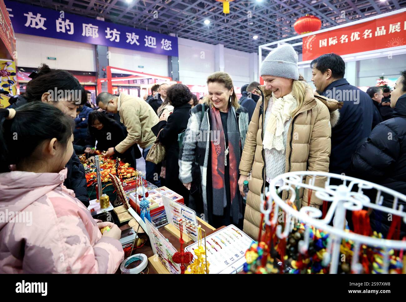 (250125) SHIJIAZHUANG, Jan. 25, 2025 (Xinhua) Members of the