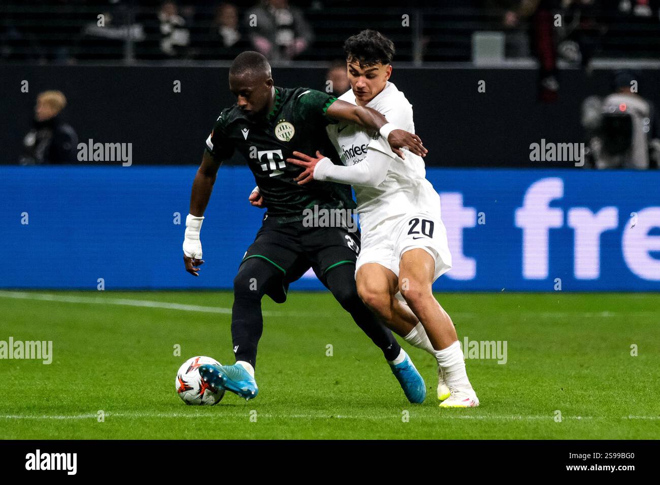 Ibrahim Cisse (Ferencvaros #27) im Zweikampf mit Can Uzun (Eintracht ...