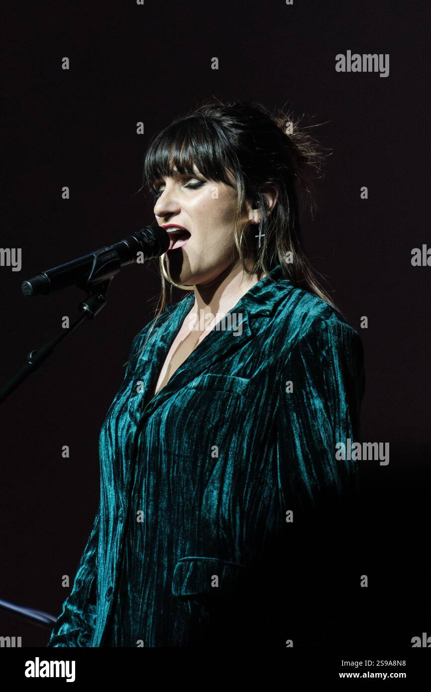 Charity concert hi-res stock photography and images - Page 9