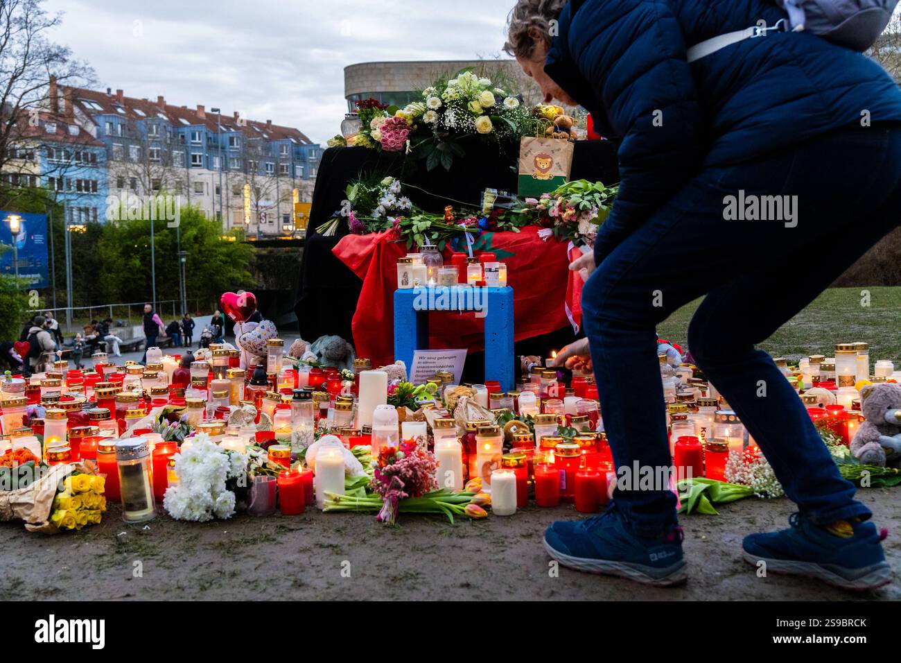 Aschaffenburg, Bavaria, Germany - January 25, 2025: In Schöntalpark in Aschaffenburg, people gather in silent mourning to commemorate the victims of the knife attack. Candles and flowers bear witness to sympathy, pain and solidarity in a deeply moved community *** Im Schöntalpark in Aschaffenburg versammeln sich Menschen in stiller Trauer, um der Opfer des Messerangriffs zu gedenken. Kerzen und Blumen zeugen von Anteilnahme, Schmerz und Solidarität in einer tief bewegten Gemeinschaft Stock Photo