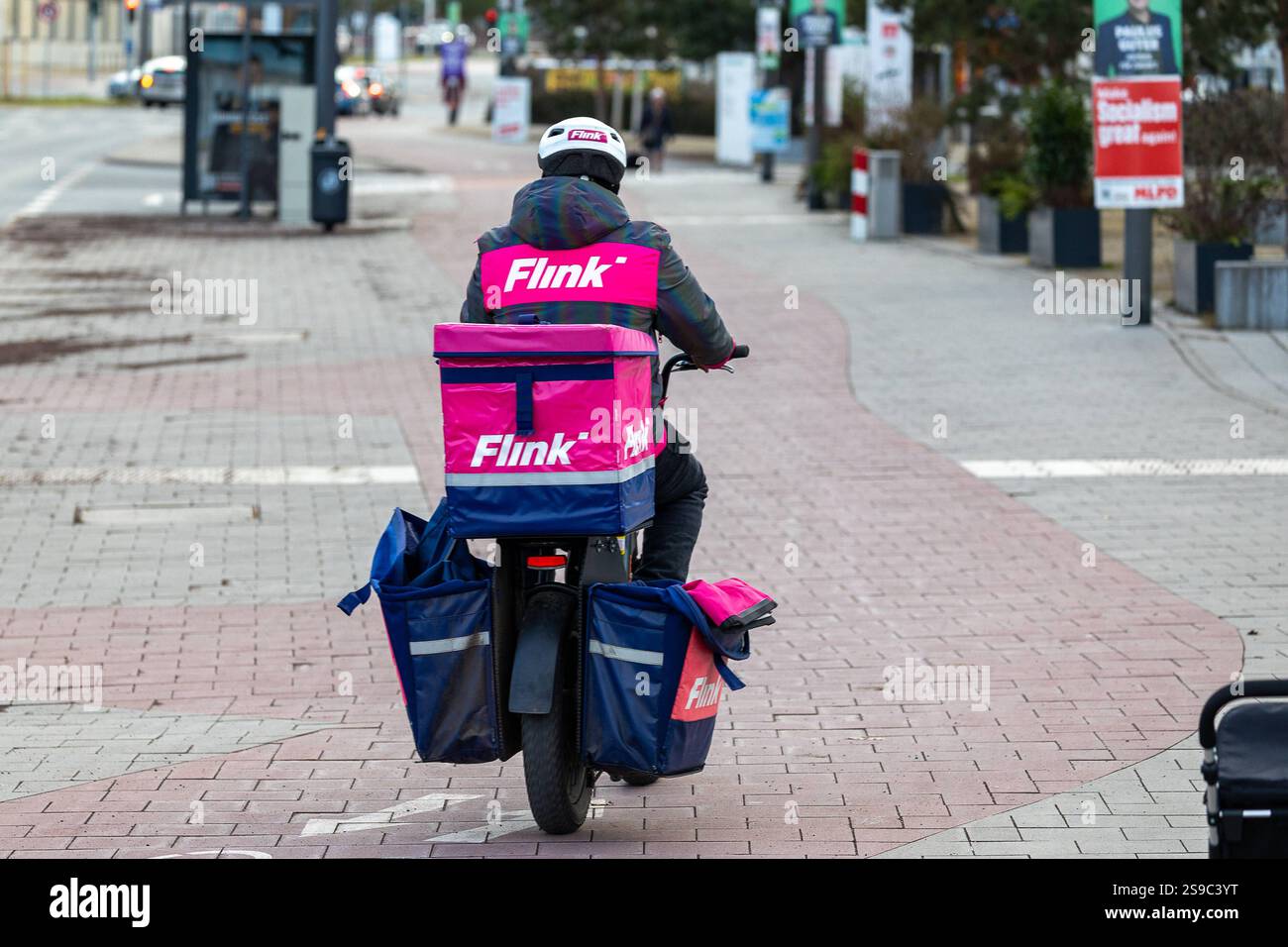 Flink Rider Flink Lieferdienst, Erlangen, 25.01.2025 Ein Fahrradkurier des ...