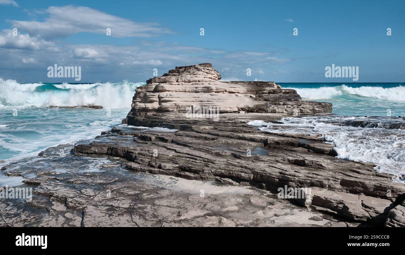 Sea waves break upon rocks Stock Photo - Alamy