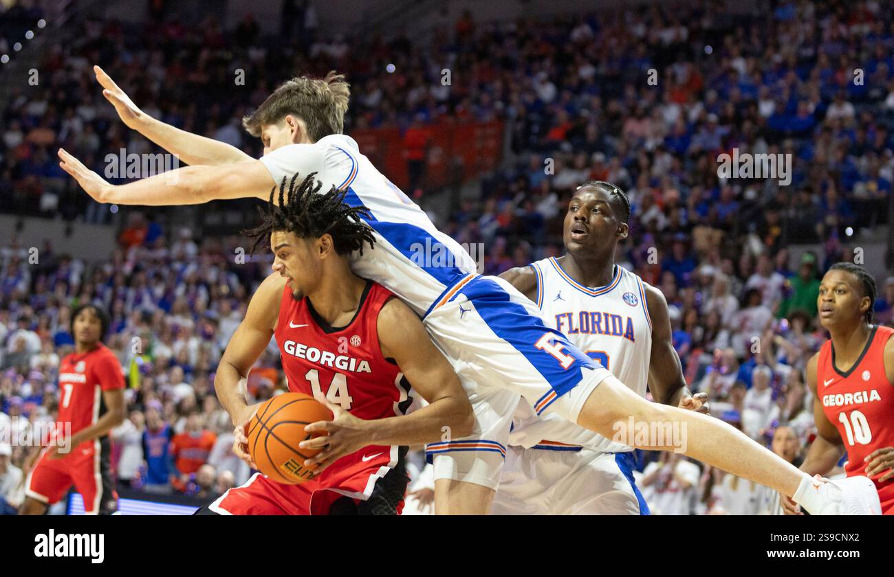 Florida forward Alex Condon, right, blocks Georgia forward Asa Newell ...