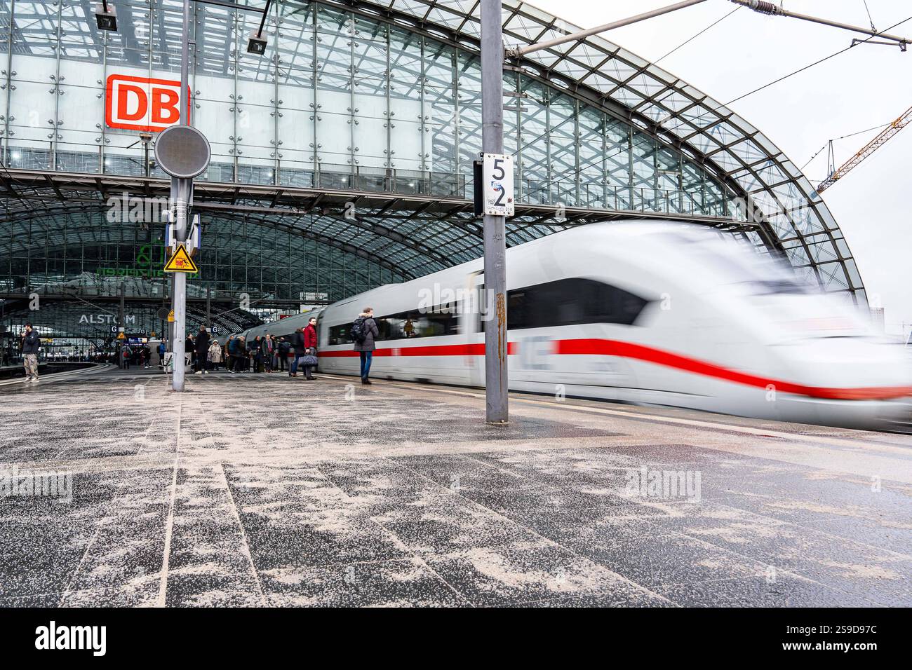 Deutsche Bahn Verkehr, Personenverkehr, Bahn: Ein ICE fährt am ...