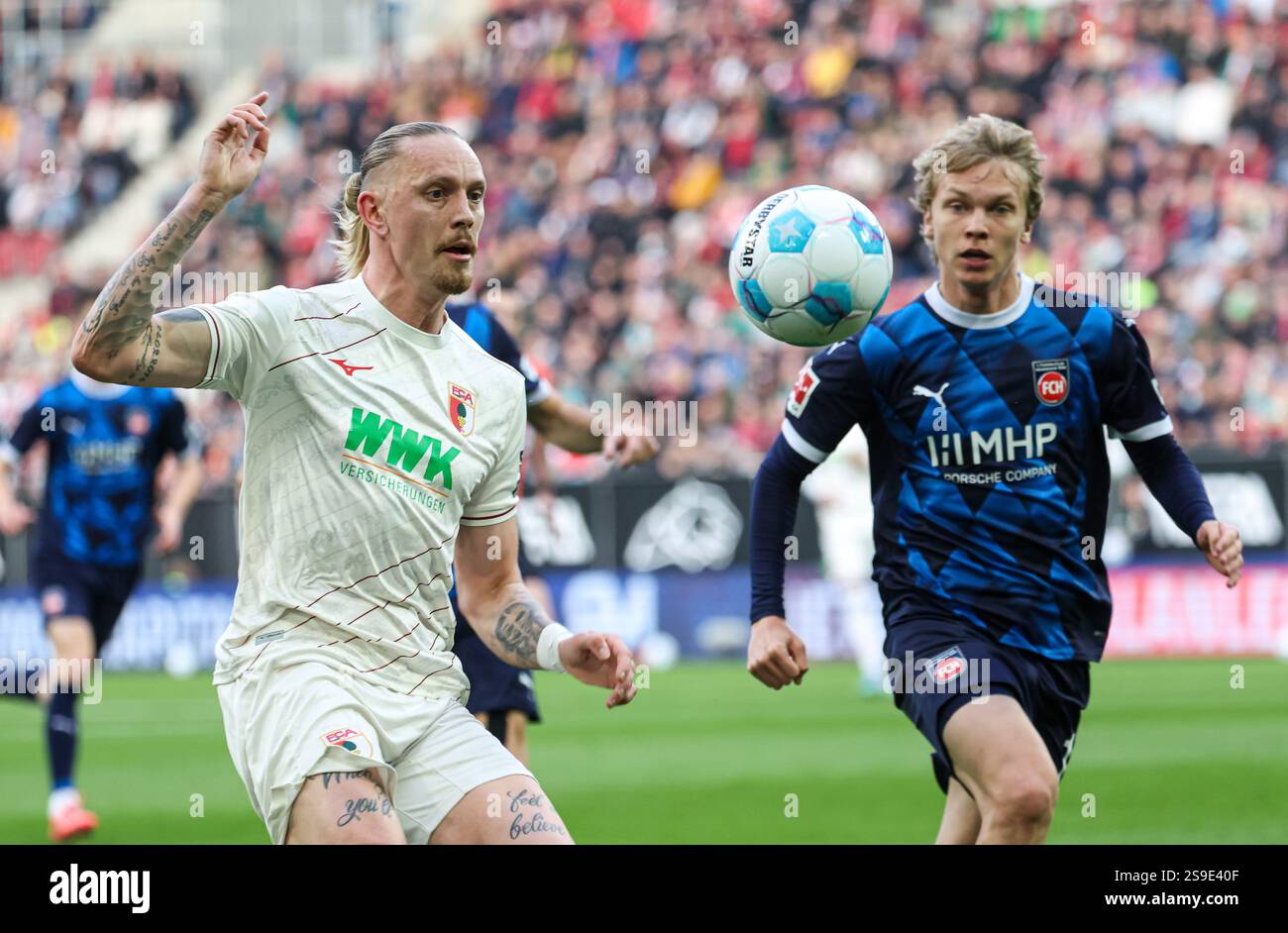 Mwolf Marius Wolf (FC Augsburg #11) im Zweikampf gegen Frans Krätzig (1. FC ...