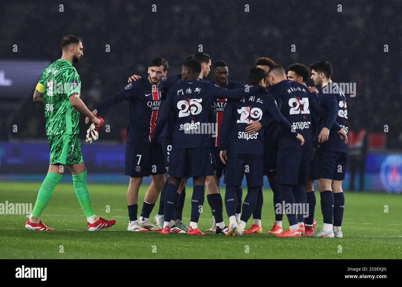 (250126) -- PARIS, Jan. 26, 2025 (Xinhua) -- Players of Paris Saint-Germain wear jerseys with their names in Chinese during a French Ligue 1 football match between Paris Saint-Germain and Stade de Reims as part of the Day of China activites to celebrate the Chinese Lunar New Year in Paris, France, Jan. 25, 2025. (Xinhua/Gao Jing) Stock Photo