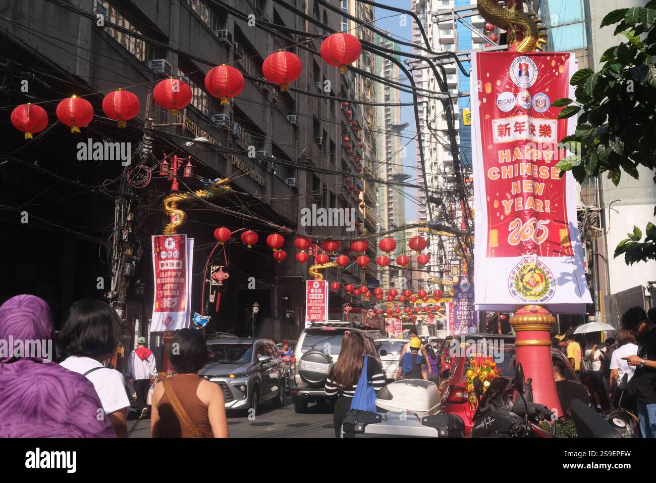 anila, Philippines - January 25, 2025 : Busy people walking on  Ongpin street in the famous Binondo Chinatown before Chinese New Year. Stock Photo