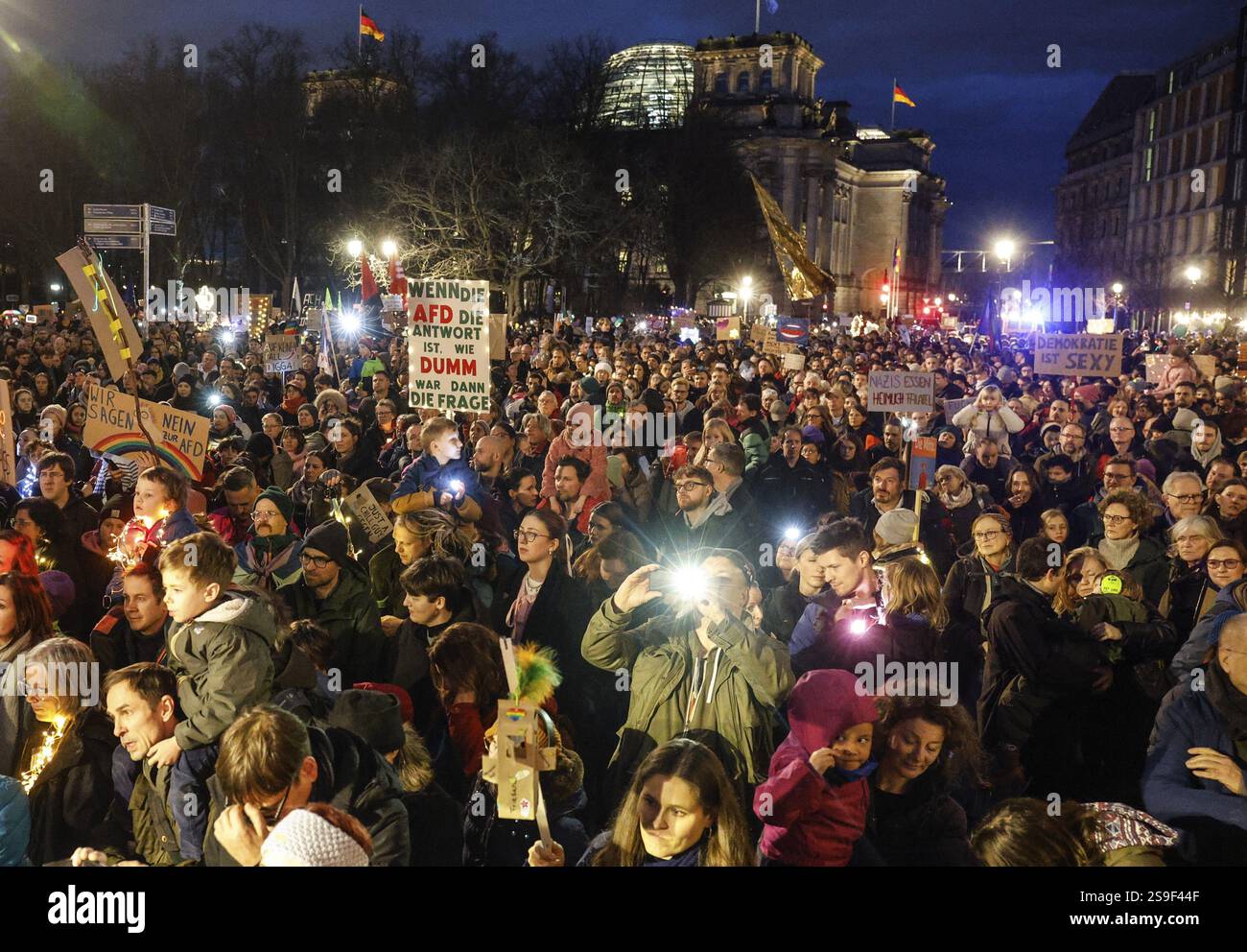 Thousands Of Tens thousands people light hi-res stock photography and images - Alamy
