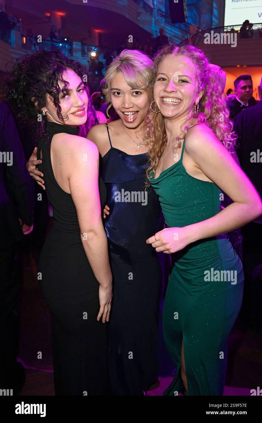 Julia Novohradsky Nhung Hong Und Kya Celina Barucki Beim 49 Deutschen 
