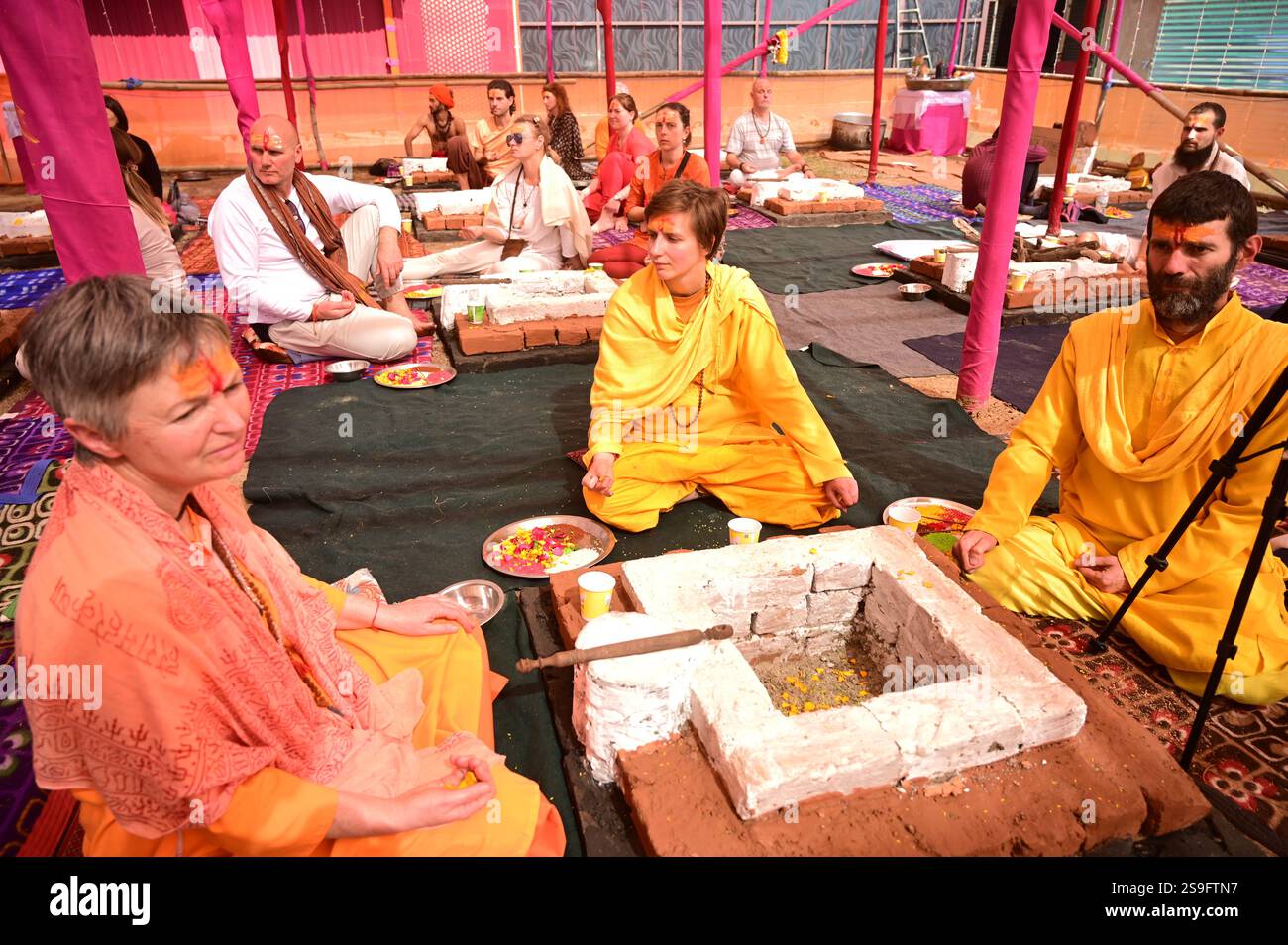 Prayagraj, Uttar Pradesh, India. 26th Jan, 2025. Prayagraj: Foreigner ...