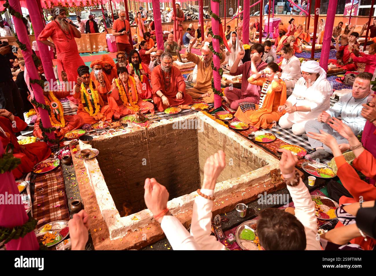 Prayagraj, Uttar Pradesh, India. 26th Jan, 2025. Prayagraj: Foreigner ...