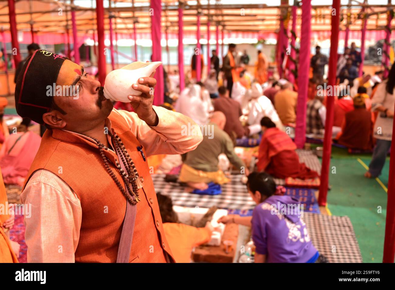Prayagraj, Uttar Pradesh, India. 26th Jan, 2025. Prayagraj: Foreigner ...