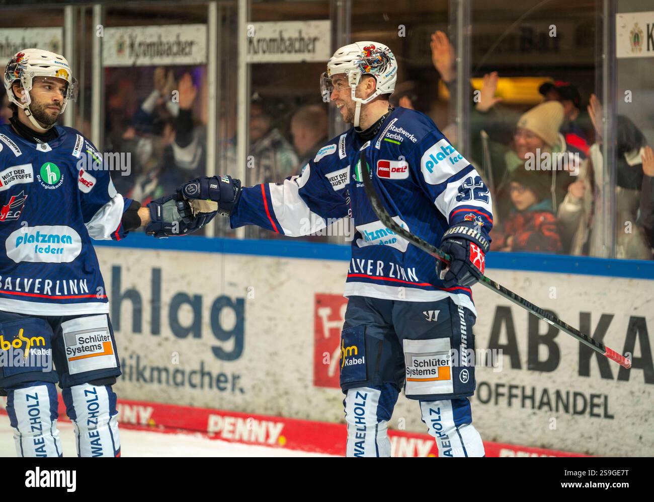 Sven Ziegler (Iserlohn Roosters, #52) lässt sich nach seinem Tor feiern ...