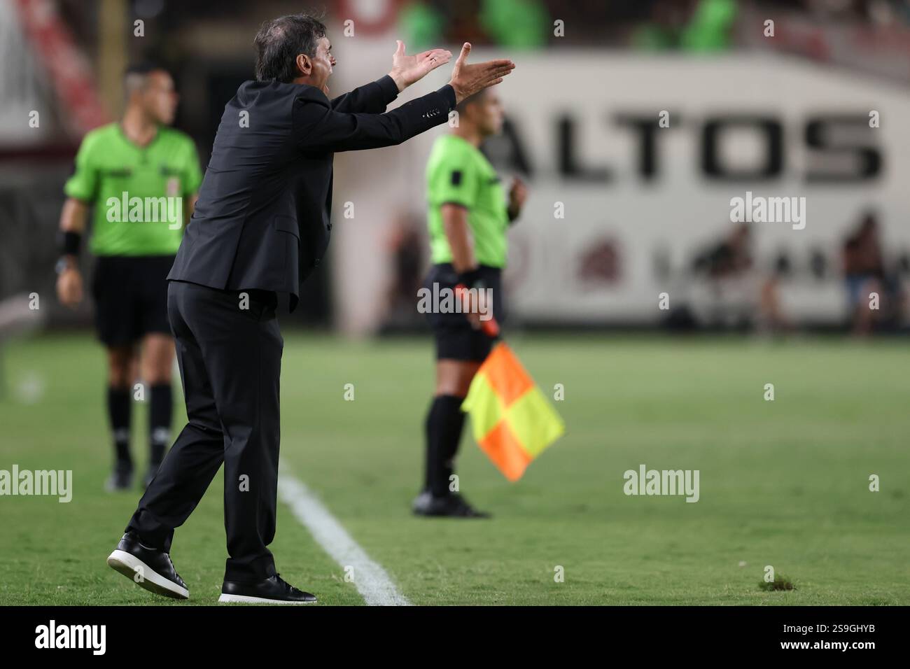 fabian-bustos-coach-of-universitario-de-deportes-during-the-friendly