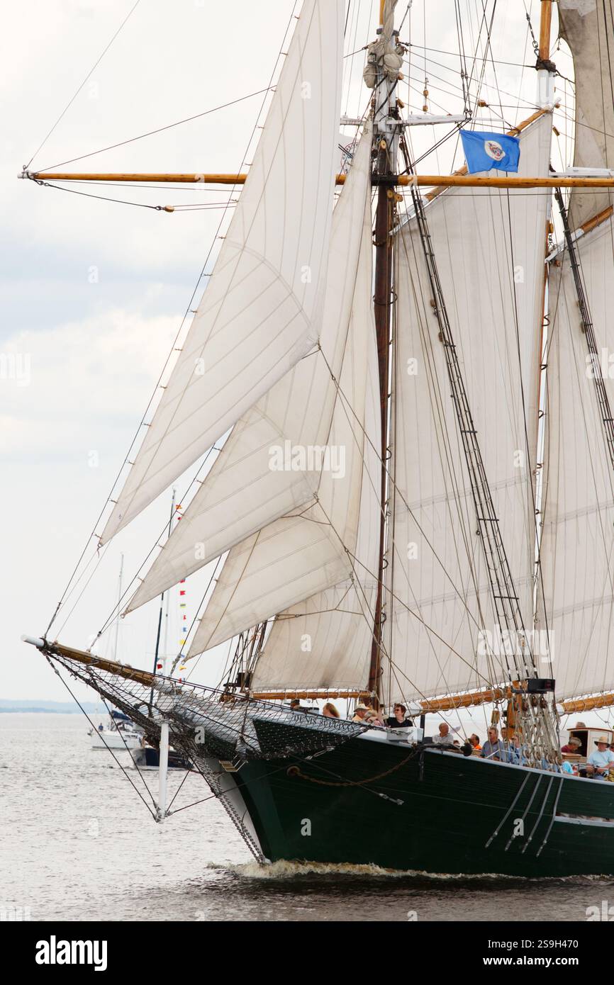 Sail sails sailing ship ships hi-res stock photography and images