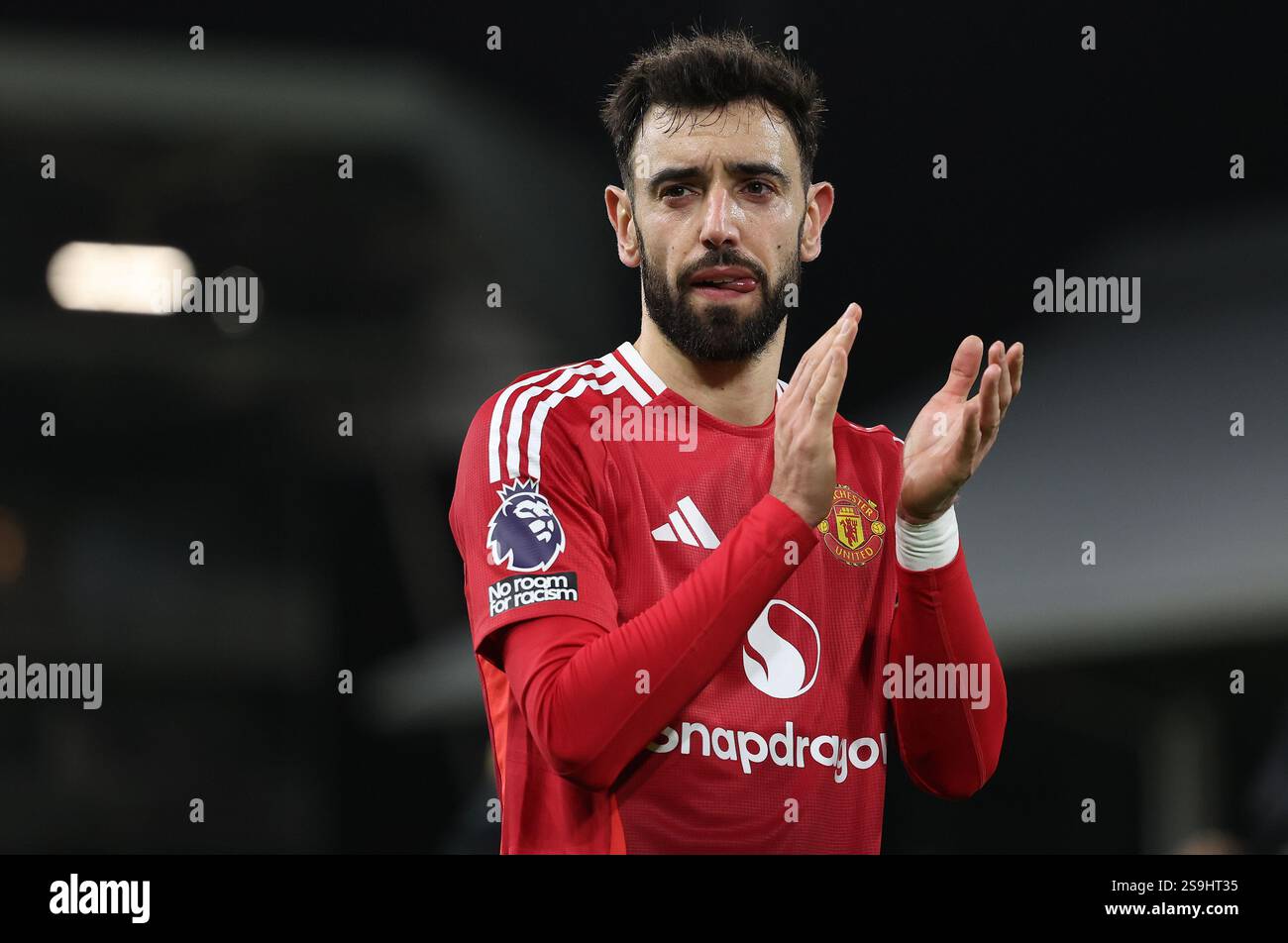 London, England, 26th January 2025. Bruno Fernandes of Manchester United applauds the fans after the Premier League match at Craven Cottage, London. Picture credit should read: Paul Terry / Sportimage Credit: Sportimage Ltd/Alamy Live News Stock Photo