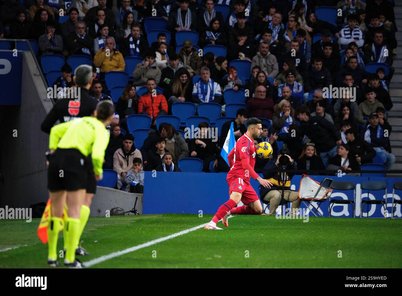 Donostia / San Sebastián, Gipuzkoa, Spain - 26th January 2025: Diego Rico controlling the ball in Real Sociedad vs Getafe match, part of Spain's LaLiga EA SPORTS, held at Reale Arena Stadium. Credit: Rubén Gil/Alamy Live News. Stock Photo