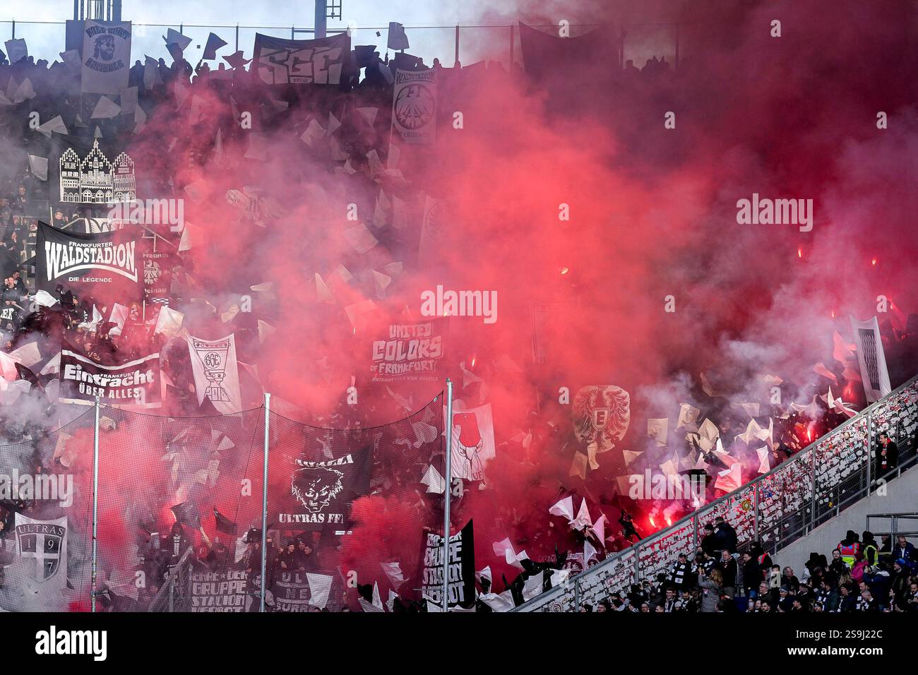 die-fans-der-sg-eintracht-frankfurt-z-nden-in-der-fankurve-pyrotechnik