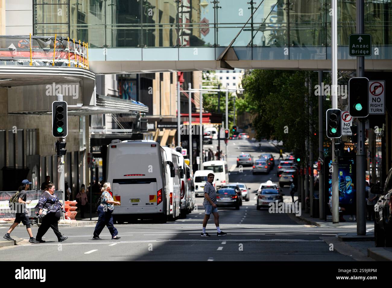 Sweltering Condition Sydney residents experience a heatwave in Sydney CBD, Monday, January ...