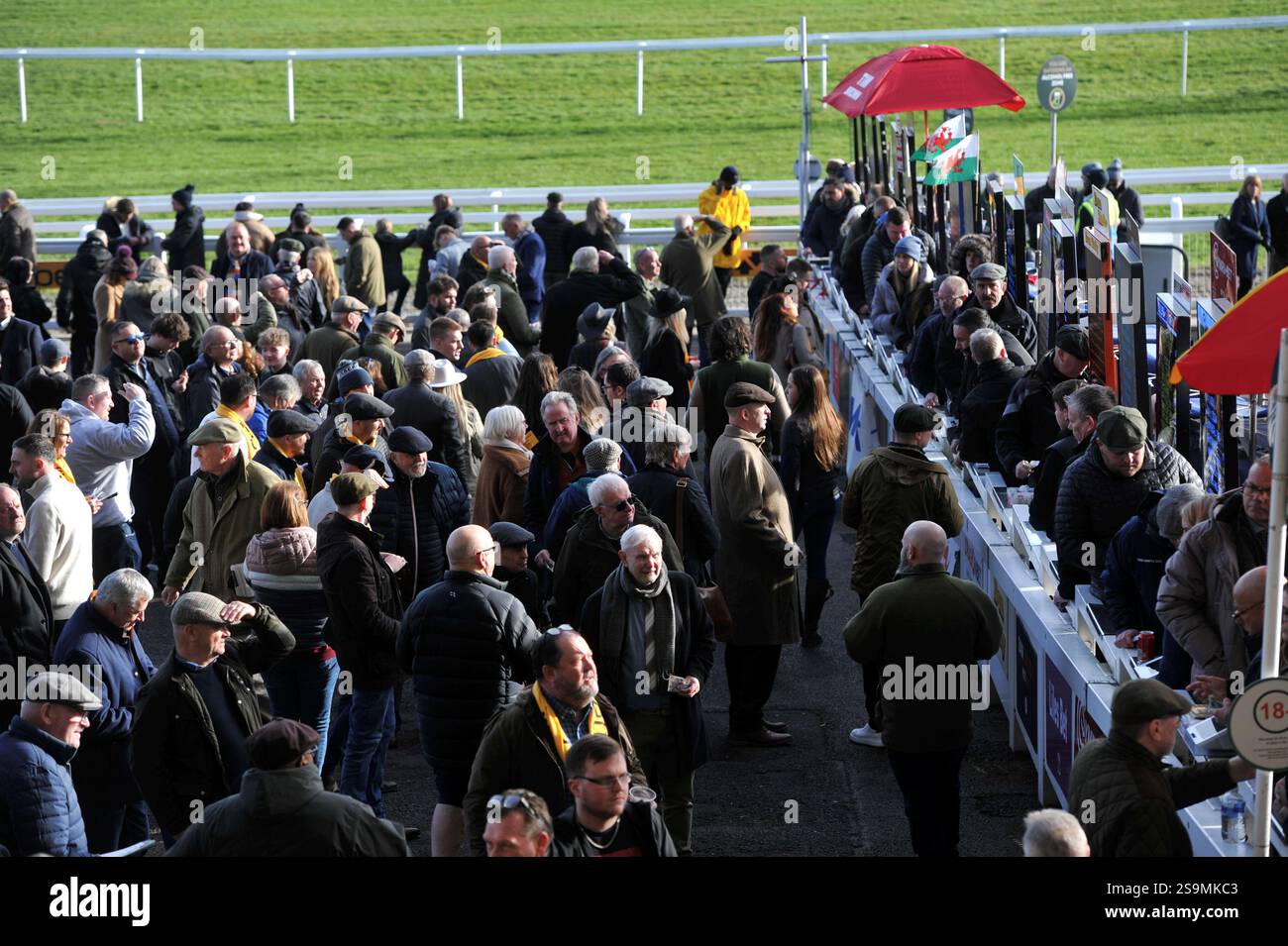 Cheltenham festival 2025 racegoers hi-res stock photography and images ...