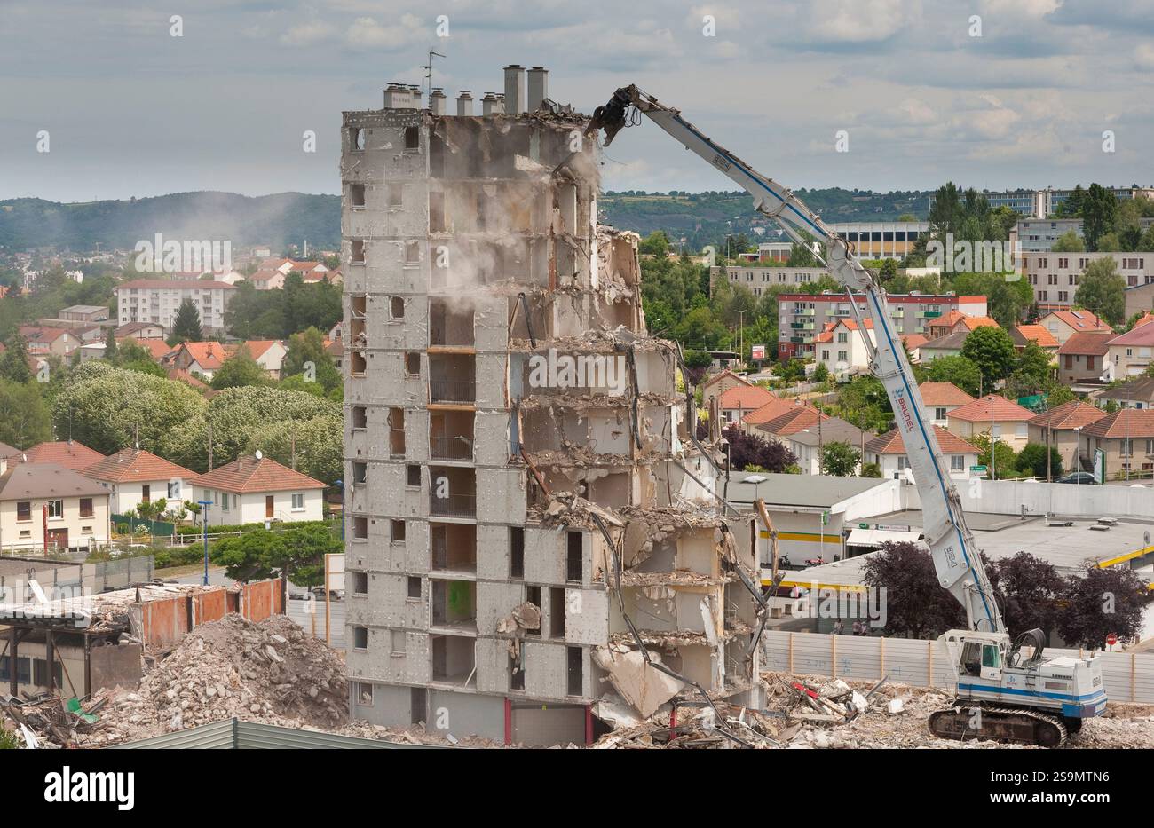 Déconstruction du bâtiment "E" , quartier de Fontbouillant, 03100 Montluçon.  Entreprise Perrier-TP, Conducteur de travaux Malveen Bray Stock Photo