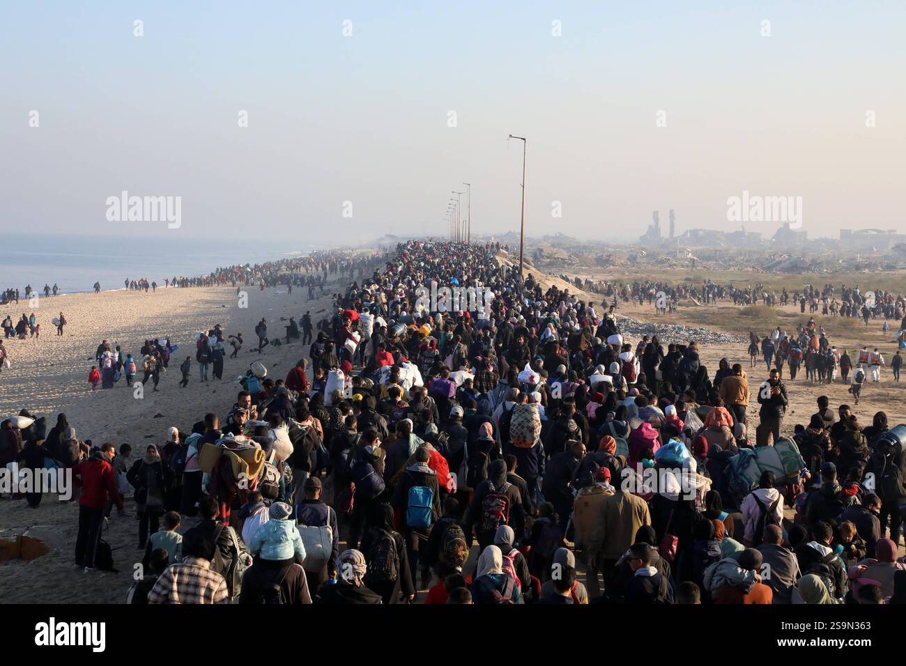 Palestinians, displaced by Israel forces, return their houses through ...