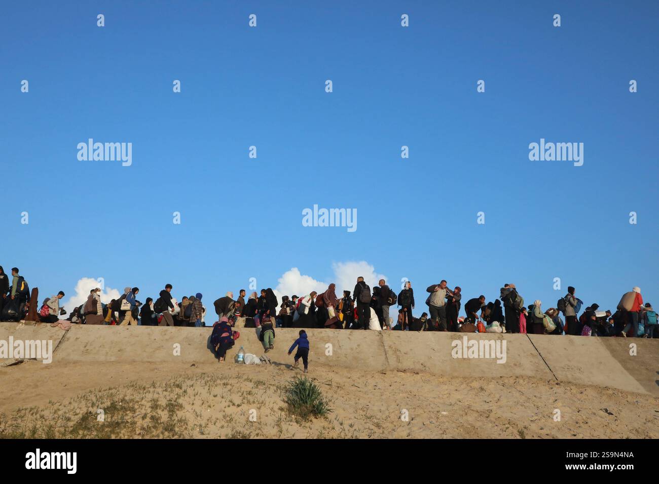 Palestinians, displaced by Israel forces, return their houses through ...
