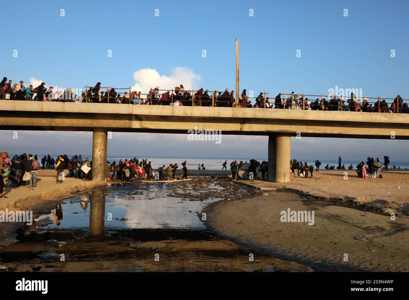 Palestinians, displaced by Israel forces, return their houses through ...
