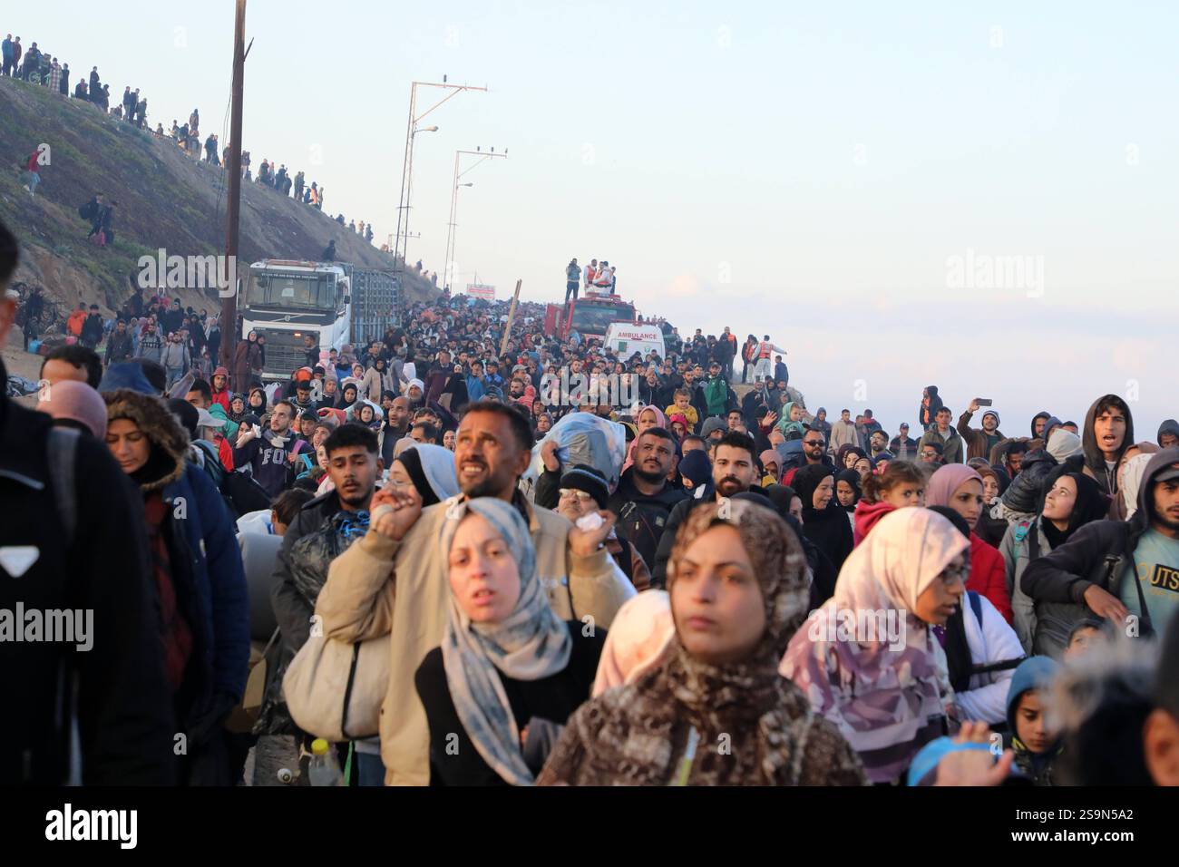Palestinians, displaced by Israel forces, return their houses through ...