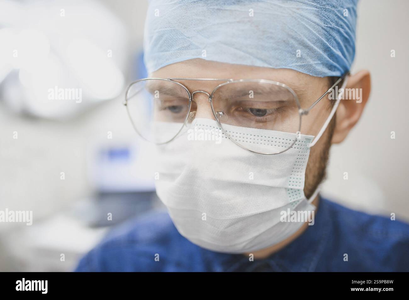 Man works mask on face hi-res stock photography and images - Alamy