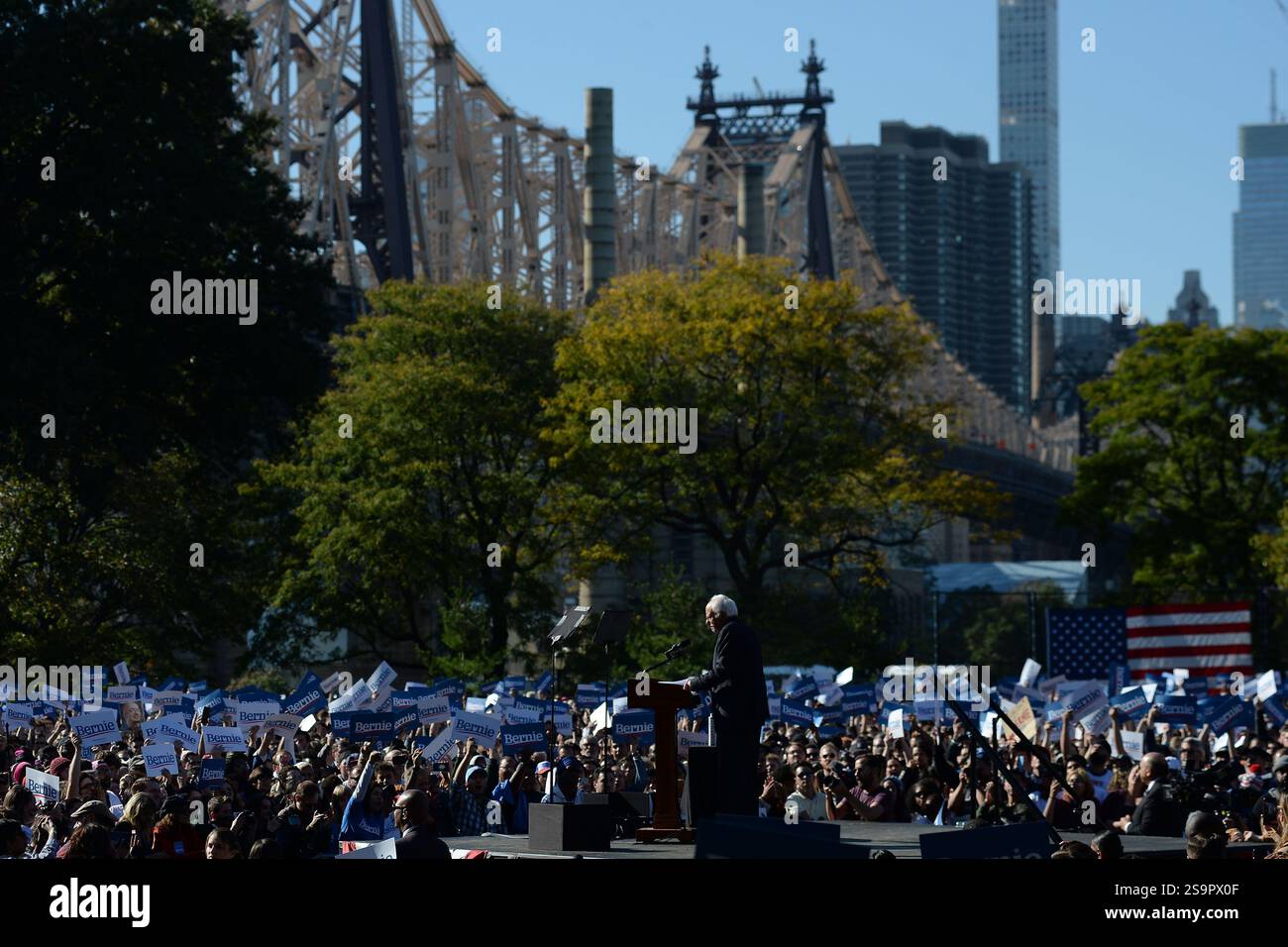 Bernie Sanders speaking at the Bernie Sanders Rally in Queensbridge ...