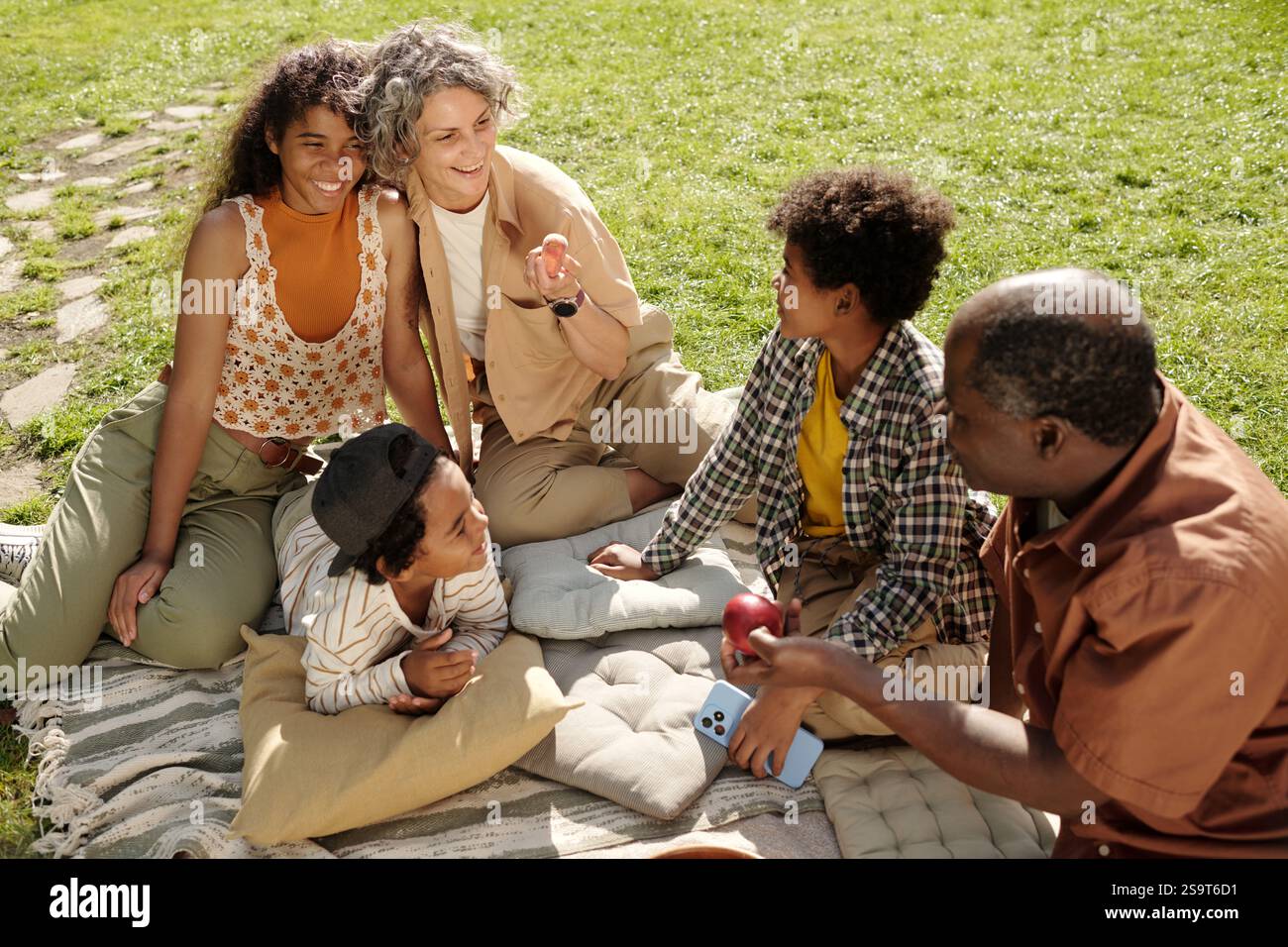 Family enjoying sunny picnic hi-res stock photography and images - Alamy