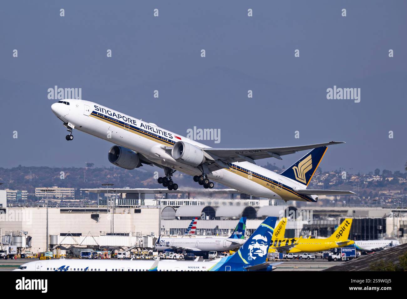 SINGAPORE AIRLINES BOEING 777-300ER 9V-SWP CLIMBING OUT OF LONDON