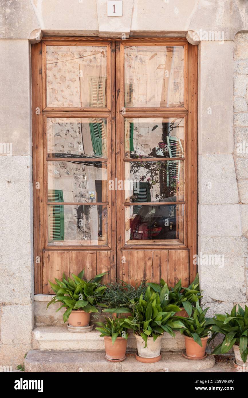 Closed door double doors hi-res stock photography and images - Alamy