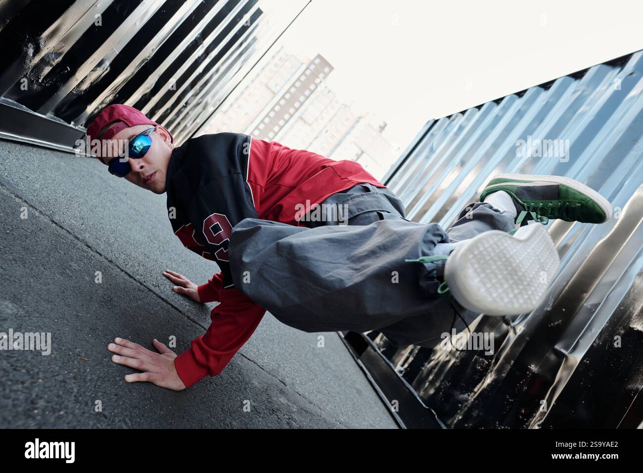 Breakdance move hi res stock photography and images Alamy